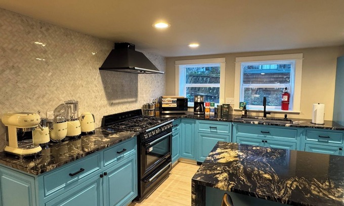 Willamette Heights Apartment | Charming 2-bedroom apartment in wonderful Portland