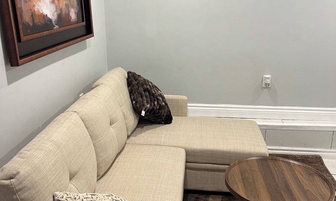 Walkerville Apartment | Charming 2-bedroom apartment with AC, WiFi in Windsor