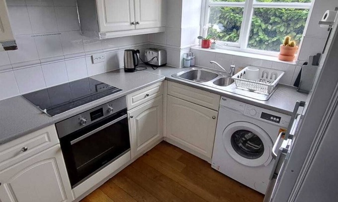 Eltham West Apartment | Charming 2-bedroom apartment in awesome London with WiFi