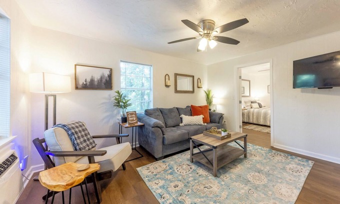 Benton Apartment | Charming 2-bedroom apartment with AC, WiFi in Benton