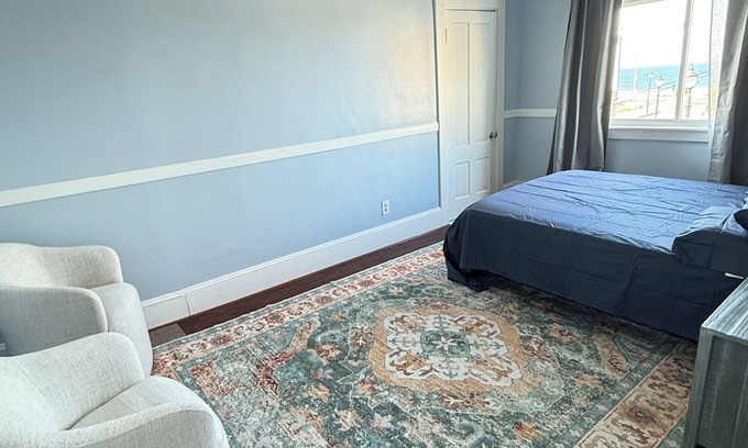 Hull House | Charming 2-bedroom building in delightful Hull with ocean view