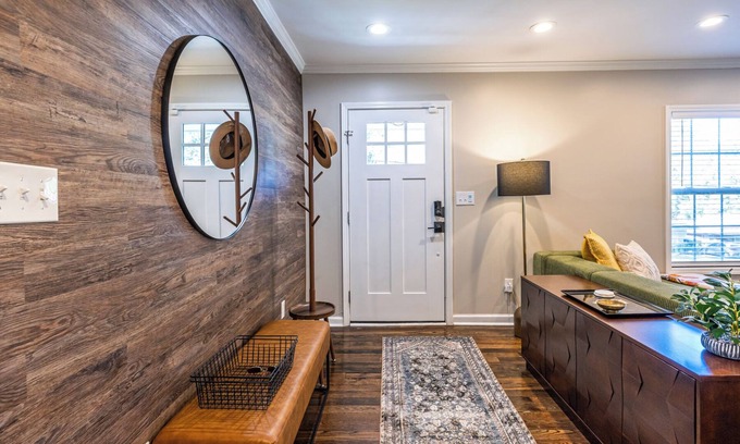 East Atlanta House | Charming 2-bedroom bungalow in lovely Atlanta, Backyard Fire Pit, Pet Friendly