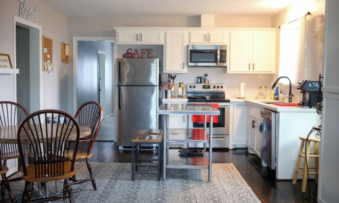 Greater East End House | Charming 2-bedroom bungalow with WiFi, AC in marvelous East End, Houston