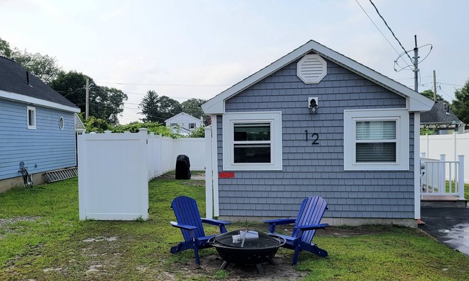 Wareham Center House | Charming 2-bedroom bungalow in brilliant Wareham with AC, WiFi.