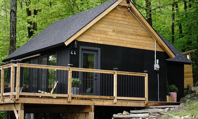 Huntsville Cabin | Charming 2-bedroom cabin in delightful Huntsville with WiFi, AC