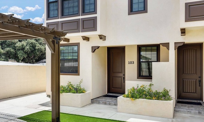 Mid Central Condo | Charming 2-bedroom condo with WiFi, AC in beautiful Pasadena