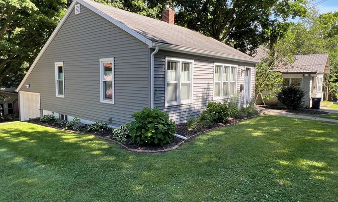 Buchanan Cottage | Charming 2-bedroom cottage in Buchanan with AC, WiFi, Centrally located!