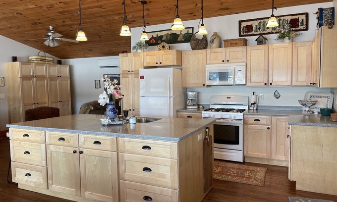Milford House | Charming 2 bedroom cottage overlooking Arnold Lake under 10 min to CDP