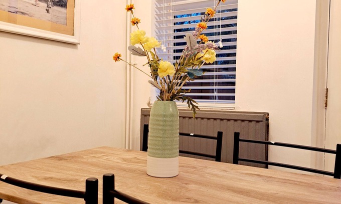 Leeds House | Charming 2-bedroom house in enchanting Belle Isle with free WiFi