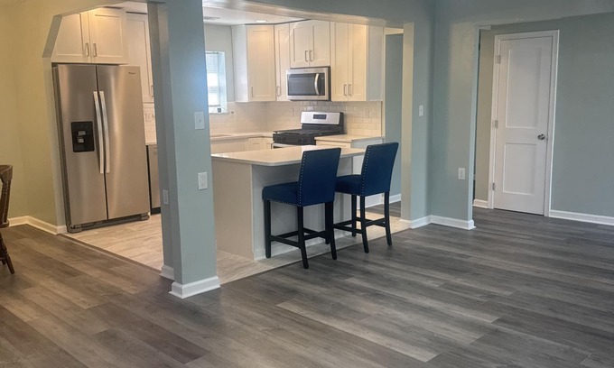 West Hyattsville House | Charming 2-bedroom house with AC, WiFi in tranquil Springdale