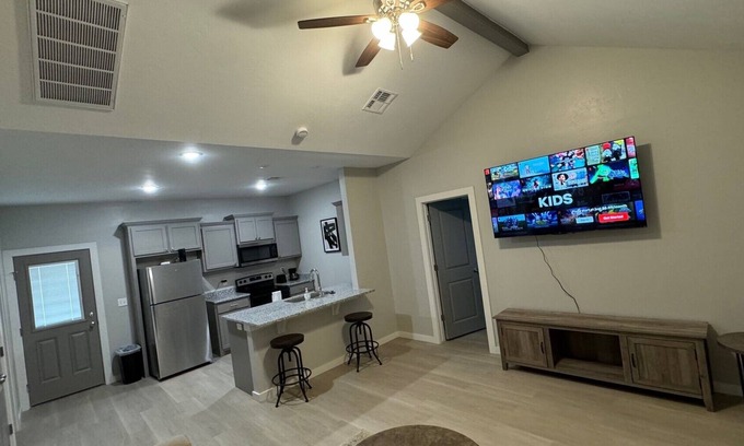 Chickasha House | Charming 2-bedroom house with WiFi, AC in wonderful Chickasha