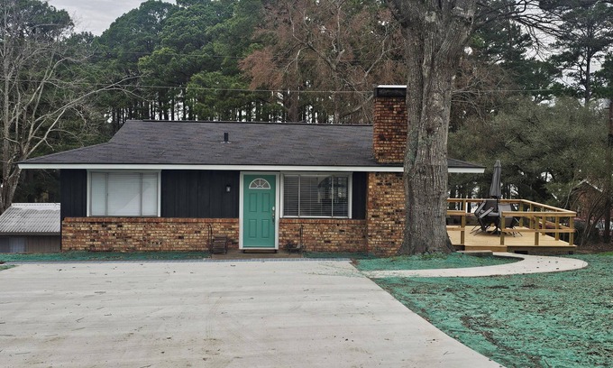 Jefferson House | Charming 2-bedroom house in Jefferson with beautiful lake views!