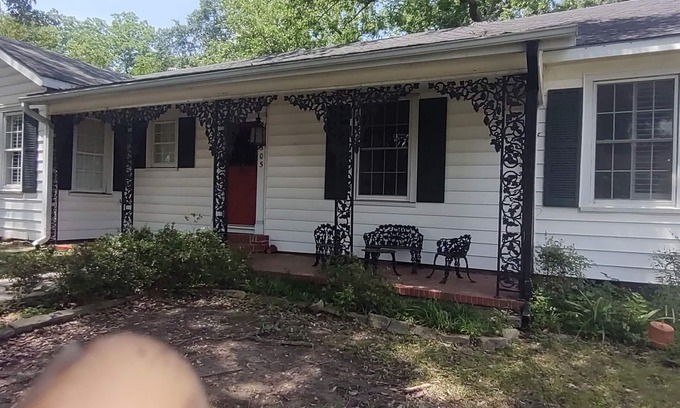 Jefferson House | Charming 2-bedroom house in Jefferson with Sunroom