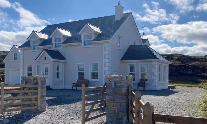 Ardara House | Charming 2-bedroom home with Ocean Views in delightful Donegal