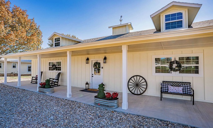 Dennis House | Charming 2-bedroom house in delightful Granbury with WiFi, AC