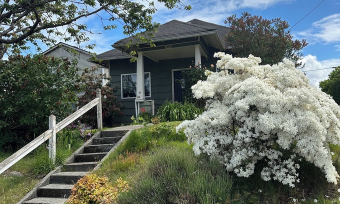 Everett House | Charming 2-bedroom house in welcoming Everett with WiFi