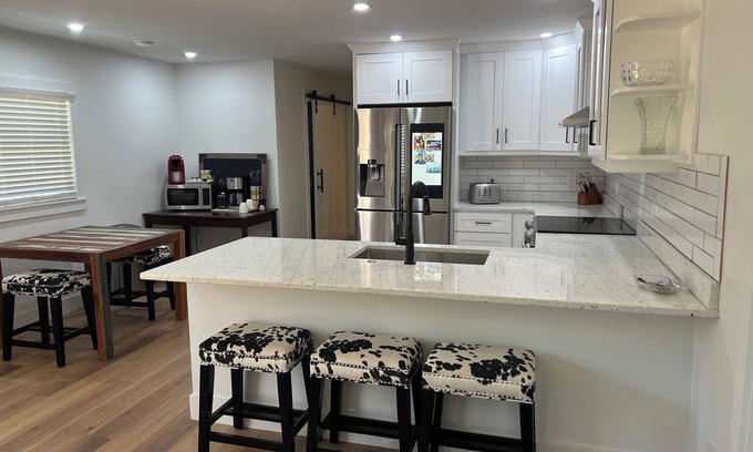 Experiment House | Charming 2-bedroom house with AC, WiFi in Griffin