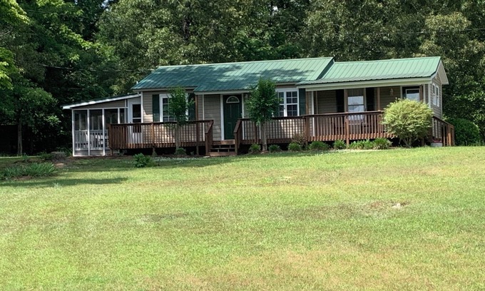 Jackson House | Charming 2-bedroom house with Country setting minutes from Jackson Square