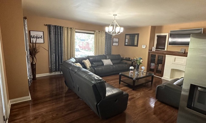 Maywood House | Charming 2-bedroom house in Maywood with WiFi, AC full basement with sofa bed