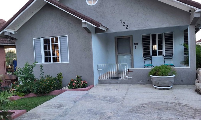 Priory House | Charming 2-bedroom house with WiFi, AC in soothing Priory