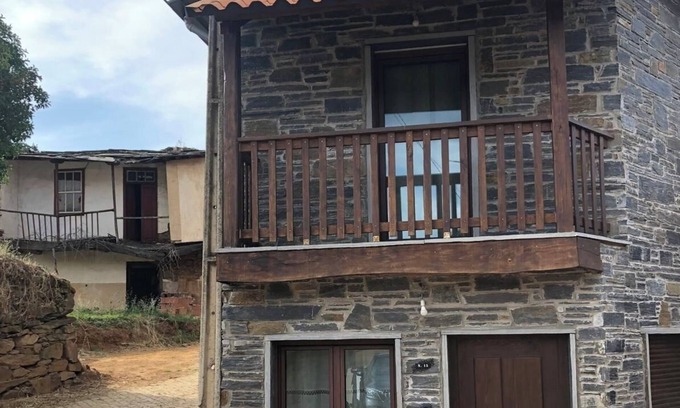Braganca House | Charming 2-bedroom house with AC and WiFi in lovely Rabal