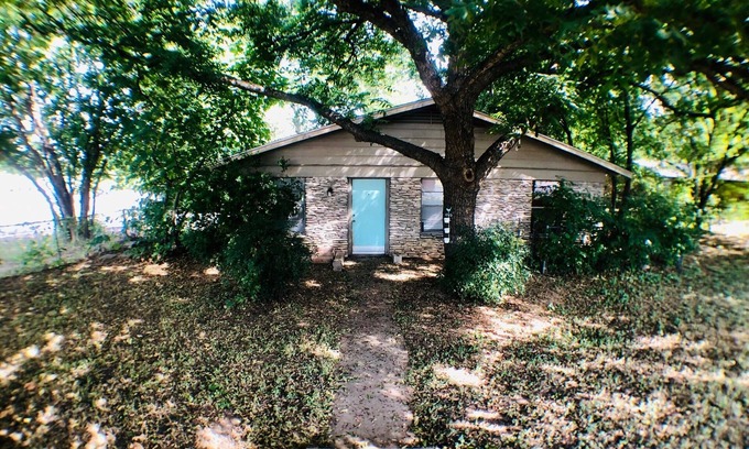 South Congress House | Charming 2-bedroom house in wonderful Austin with laundry/WIFI/AC