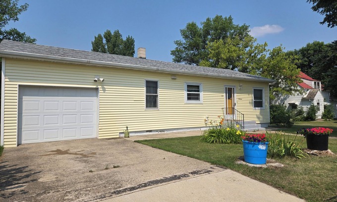 Esmond House | Charming 2-bedroom house in Esmond with AC