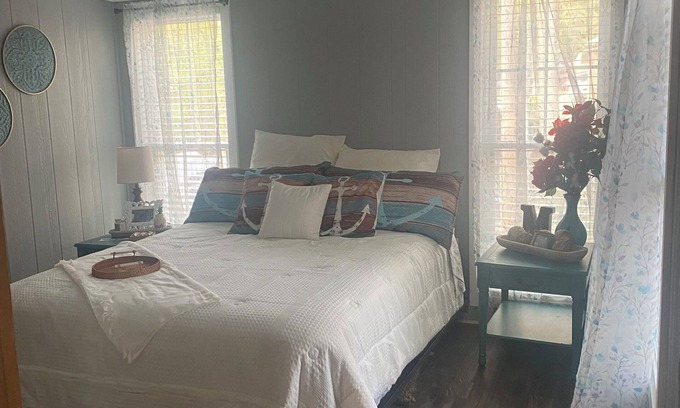Benton House | Charming 2-bedroom mobile home with AC, WiFi in Benton very close to the Ky Lake