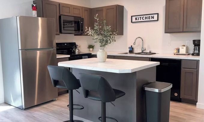 Umatilla House | Charming 2-bedroom near the Columbia River, Full Kitchen, Fast WIFI, Fenced yard