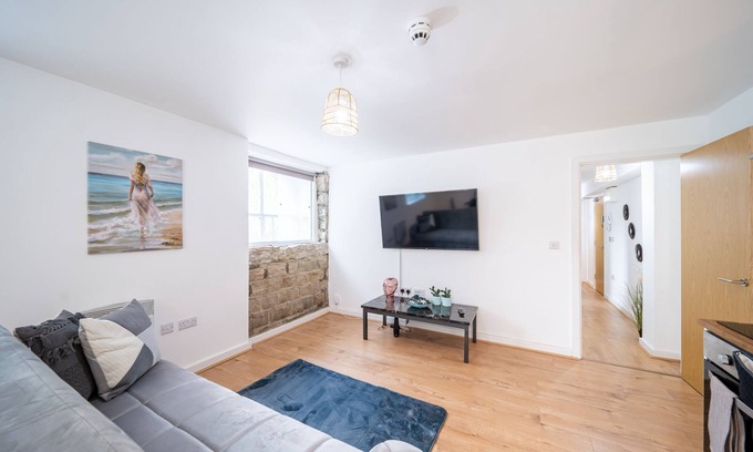 Leeds Apartment | Charming 2 Bedroom Next to Kirkstall Centre Leeds