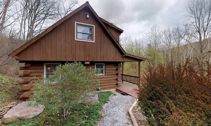 Gaines Cabin | Charming 2-bedroom Private Cabin in Gaines, Hot Tub, WIFI, Fire Ring, Pool Table
