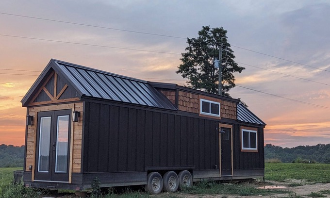 Milford Cottage | Charming 2-bedroom Tiny House with WiFi, AC in relaxing Brooksville
