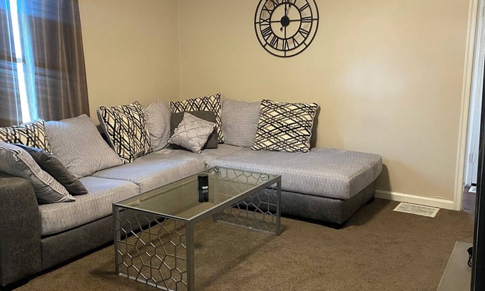 Near Eastside House | Charming 2-bedroom house in nice Indianapolis with WiFi, mins away from downtown