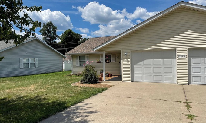 Murphysboro House | Charming 2-bedroom Condo with large driveway in Murphysboro sleeps up to 8
