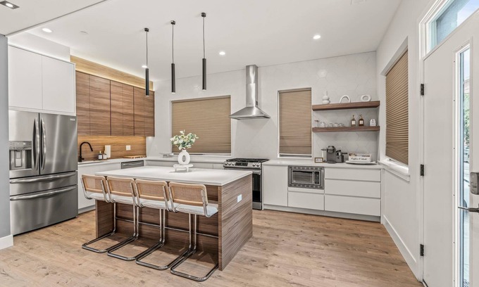 Poplar Condo | Charming 2-bedroom condo in delightful Philadelphia with WiFi, AC