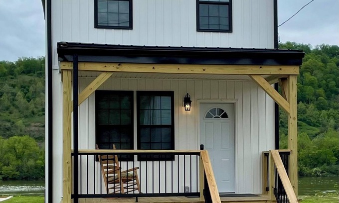 Short Creek House | Charming 2-bedroom Riverfront Retreat backs up to the Ohio River-Tiltonsville OH