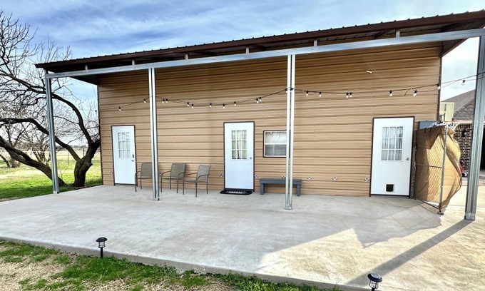 Weatherford Cottage | Charming 2-bedroom farmhouse/barndo in Weatherford with WiFi and AC