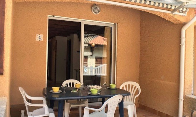 La Franqui Villa | Charming 2-Bedroom Villa with Terrace, Parking, 600m from Beach, Sleeps 5 - La Franqui