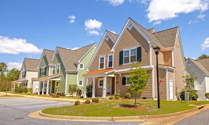 Lackey Condo | Charming 2 BR/2BA, full kitchen, pools and close to everything in Williamsburg!