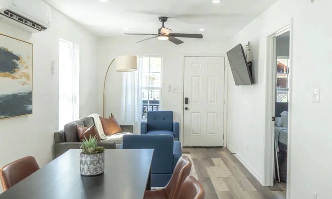 Greater Third Ward House | Charming 2-BR Retreat Near Downtown & Hou Hotspots!