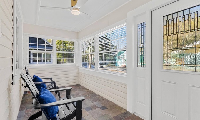 Crescent Lake House | Charming 2BR bungalow by Crescent Lake, close to beaches, eats & Dtown St. Pete!