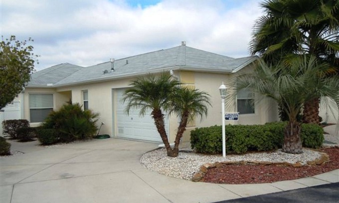 Virginia Trace Villa | Charming 3/2 Virginia Trace Villa, next to Lake Sumter Landing, with golf cart