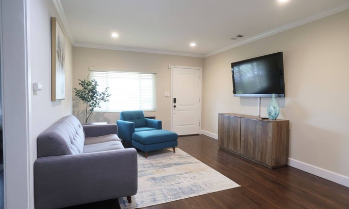 Los Angeles House | Charming 3-bd home in lovely LA near LAX, DTLA, SoFi, Intuit, Beaches, Dignity