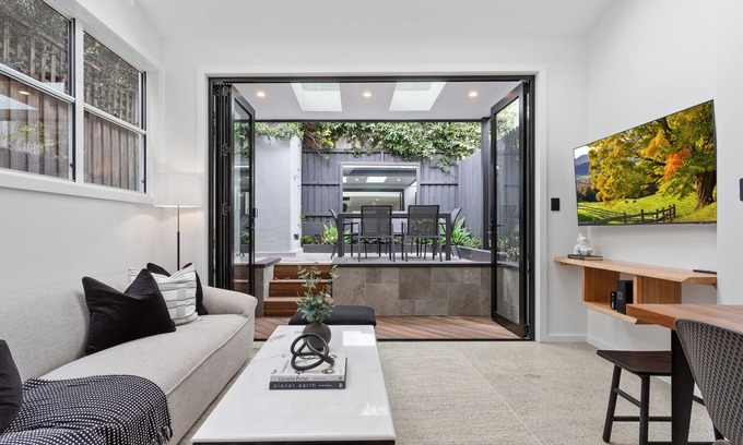 Balmain House | Charming 3-bed Cottage with a Courtyard