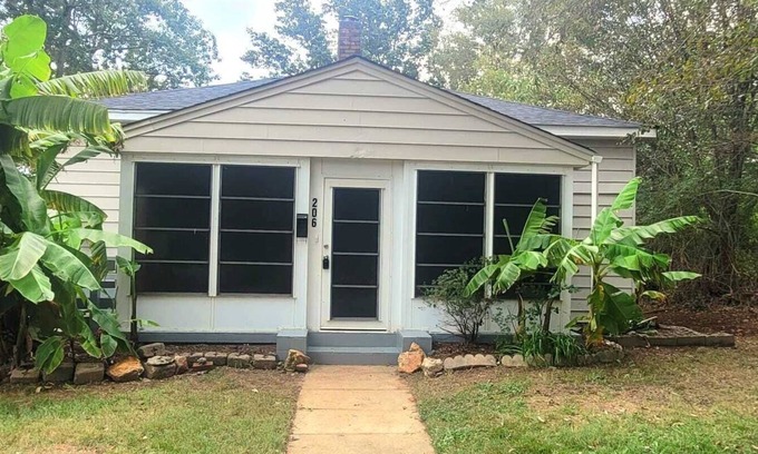 Kings Mountain House | Charming 3-bedroom house with WiFi and AC in Kings Mountain!