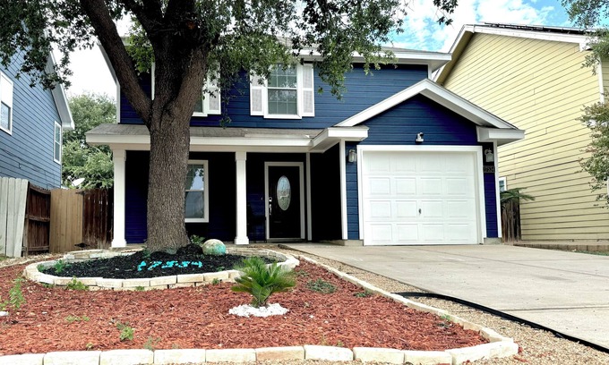 Bonanza House | Charming 3-bedroom 2.5 bathroom house with AC and WiFi in Laredo