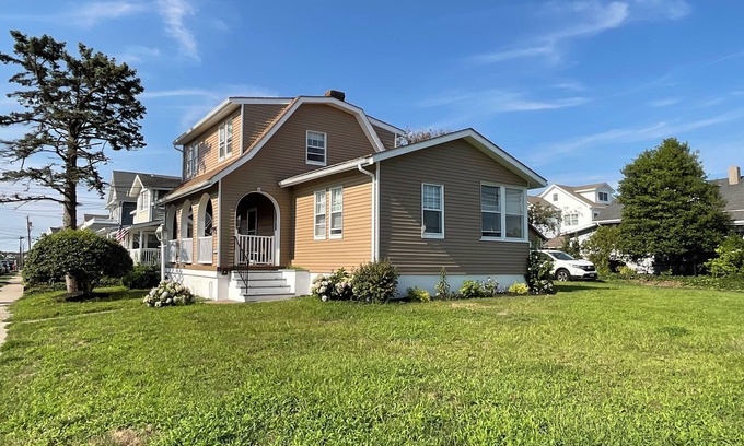 Wall House | Charming 3-bedroom 5-bed house with AC and WiFi in pleasant Belmar