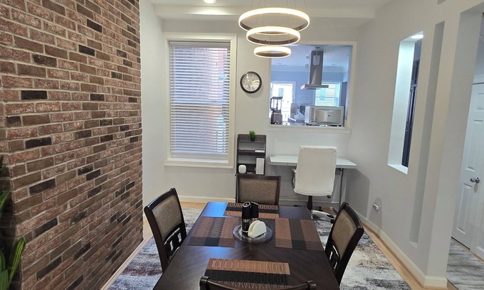 Mount Vernon Triangle House | Charming 3-bedroom by Convention Center DC WiFi, AC, Free off street Parking