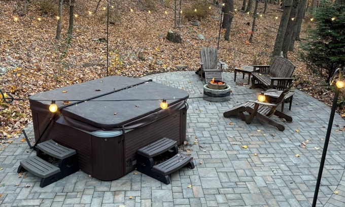 Lost River Cabin | Charming 3-bedroom cabin with WiFi, AC, hot tub in brilliant Lost City