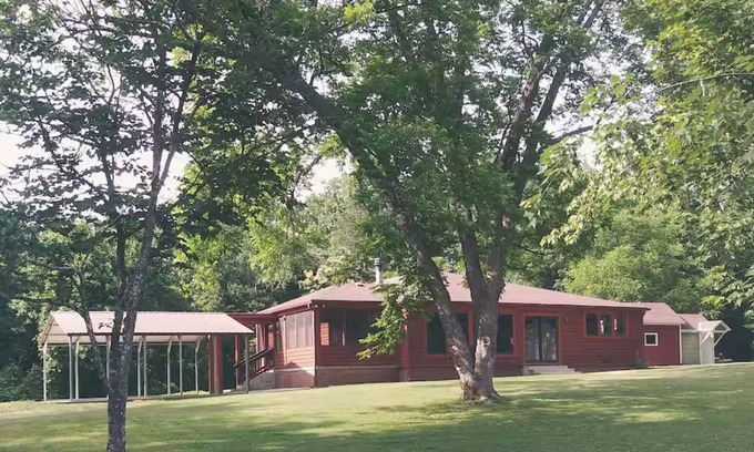 Boomer Cabin | Charming 3-bedroom cabin in beautiful Boomer with AC